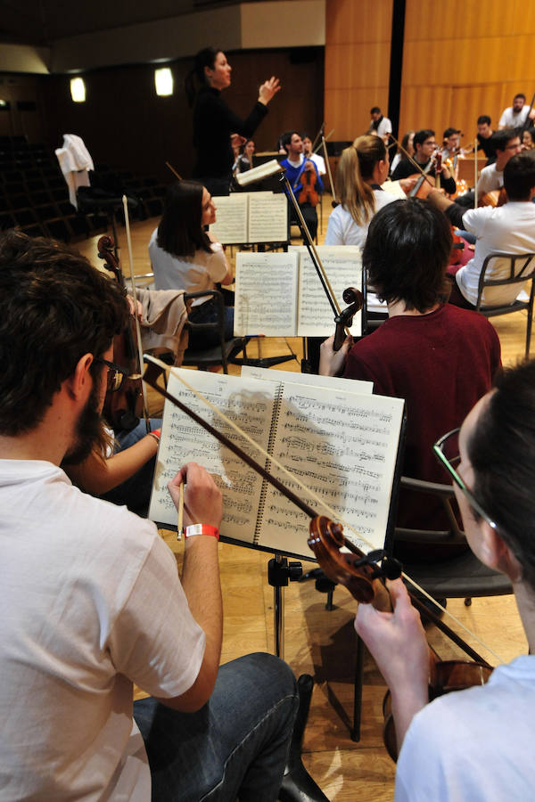 El conjunto se reúnepor primera vez bajo la batuta de Virginia Martínez para preparar su concierto de presentación 