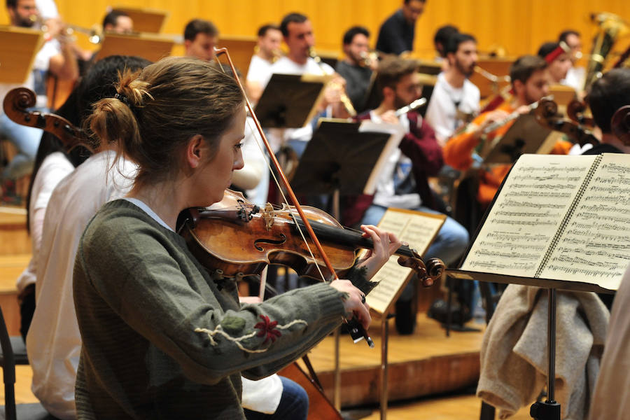El conjunto se reúnepor primera vez bajo la batuta de Virginia Martínez para preparar su concierto de presentación 