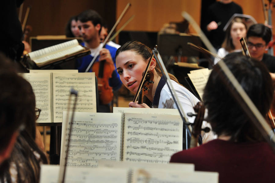El conjunto se reúnepor primera vez bajo la batuta de Virginia Martínez para preparar su concierto de presentación 