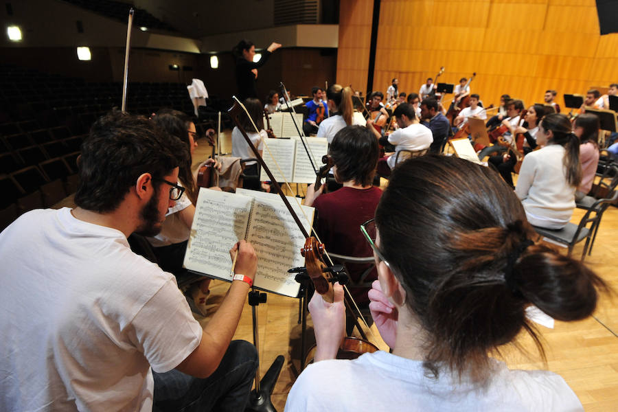 El conjunto se reúnepor primera vez bajo la batuta de Virginia Martínez para preparar su concierto de presentación 