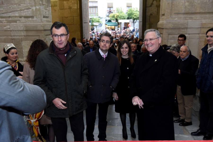 La coral Discantus pone la nota musical a su apertura, que este año es de estilo costumbrista y está ambientado en la ciudad y la huerta del siglo XIX