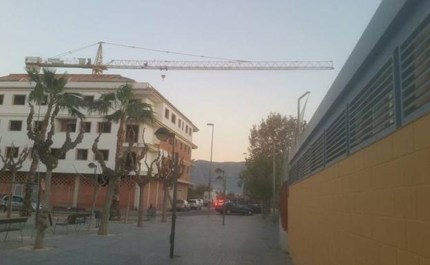 La grúa abandonada, junto al colegio de Los Dolores.