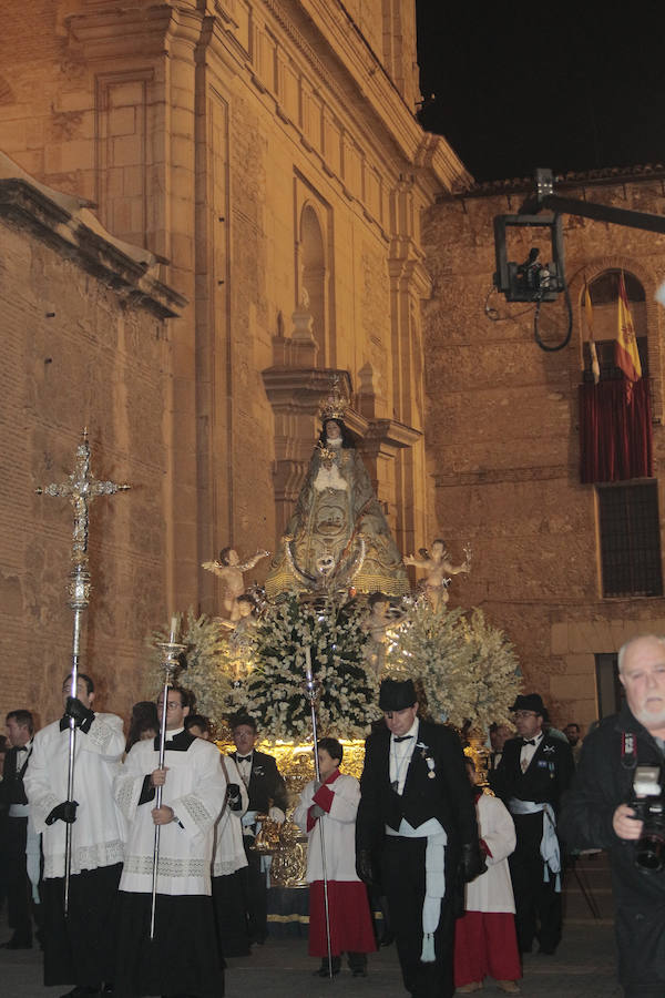 La procesión de la Virgen, la proclamación de los clavarios y los ‘castillicos’ de fuegos artificiales protagonizan la jornada festiva