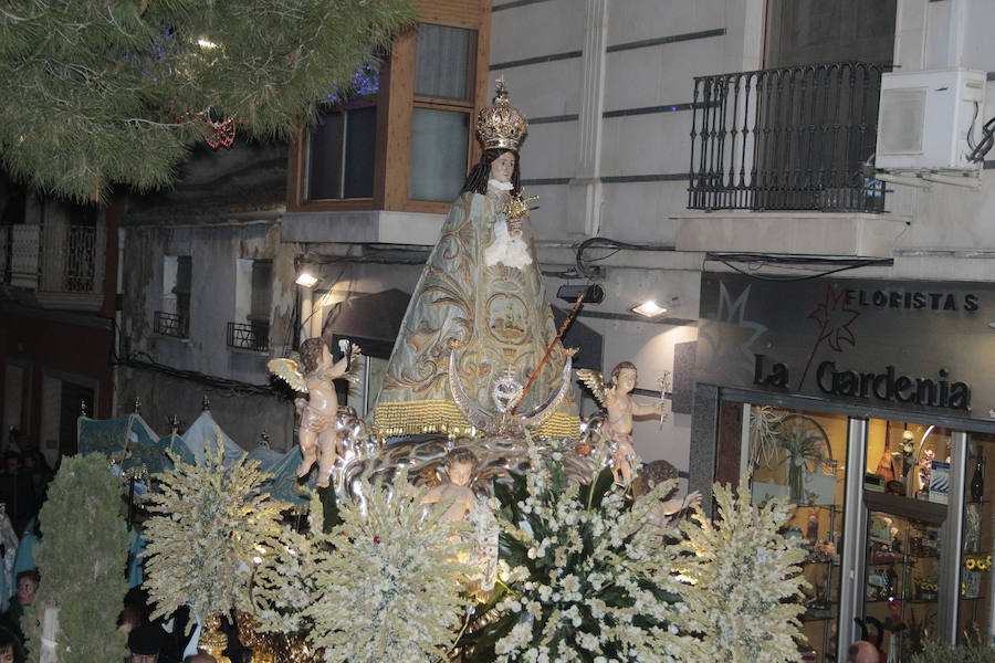 La procesión de la Virgen, la proclamación de los clavarios y los ‘castillicos’ de fuegos artificiales protagonizan la jornada festiva