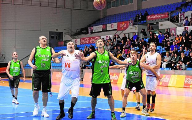 Morales, Dani Pérez y Rafa Jofresa, del Joventut, con Juan Montalbán entre ellos.