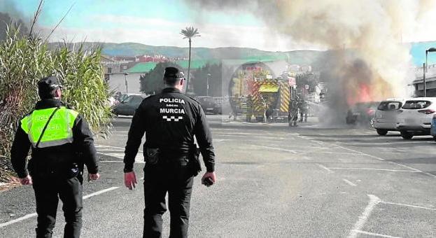 El fuego calcina dos coches en Murcia