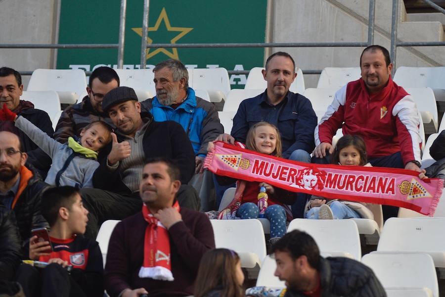 Más de 7.000 aficionados pimentoneros acudieron a la Nueva Condomina para ver el empate de su equipo ante el colista