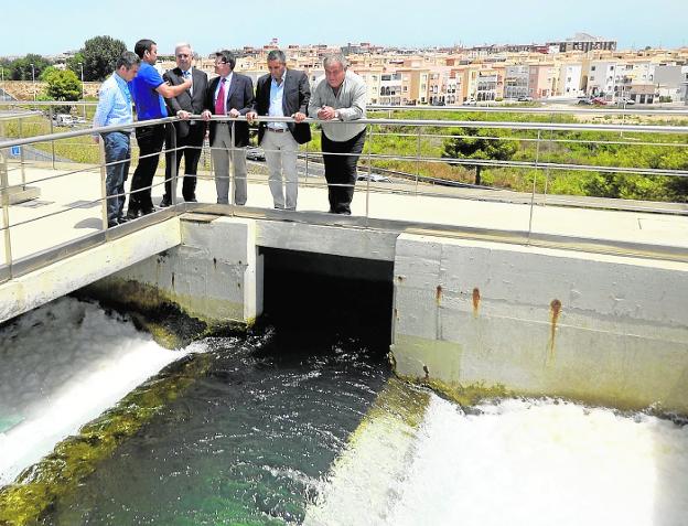 El consejero Francisco Jódar y el presidente de Acuamed, Francisco Javier Baratech, en la planta de Torrevieja con técnicos y diputados el PP, durante una visita el pasado verano.