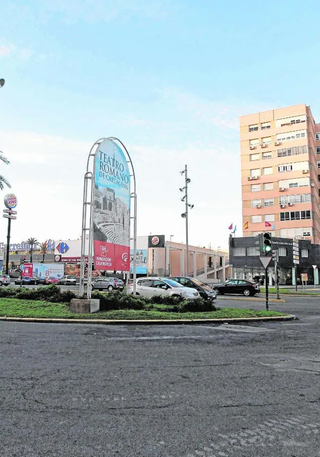 La Plaza de Alicante, con su asfalto en mal estado.