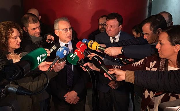 El presidente de la Confederación Hidrográfica del Segura, Miguel Ángel Ródenas, este lunes, atendiendo a los medios de comunicación.