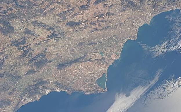 Fotografía captada desde el espacio de la Región de Murcia y parte de la Comunidad Valenciana.
