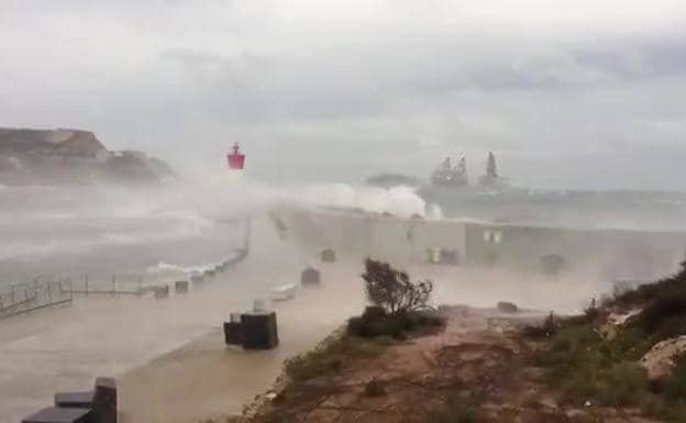 Así impactan las olas producidas por el temporal en el Puerto de Cartagena