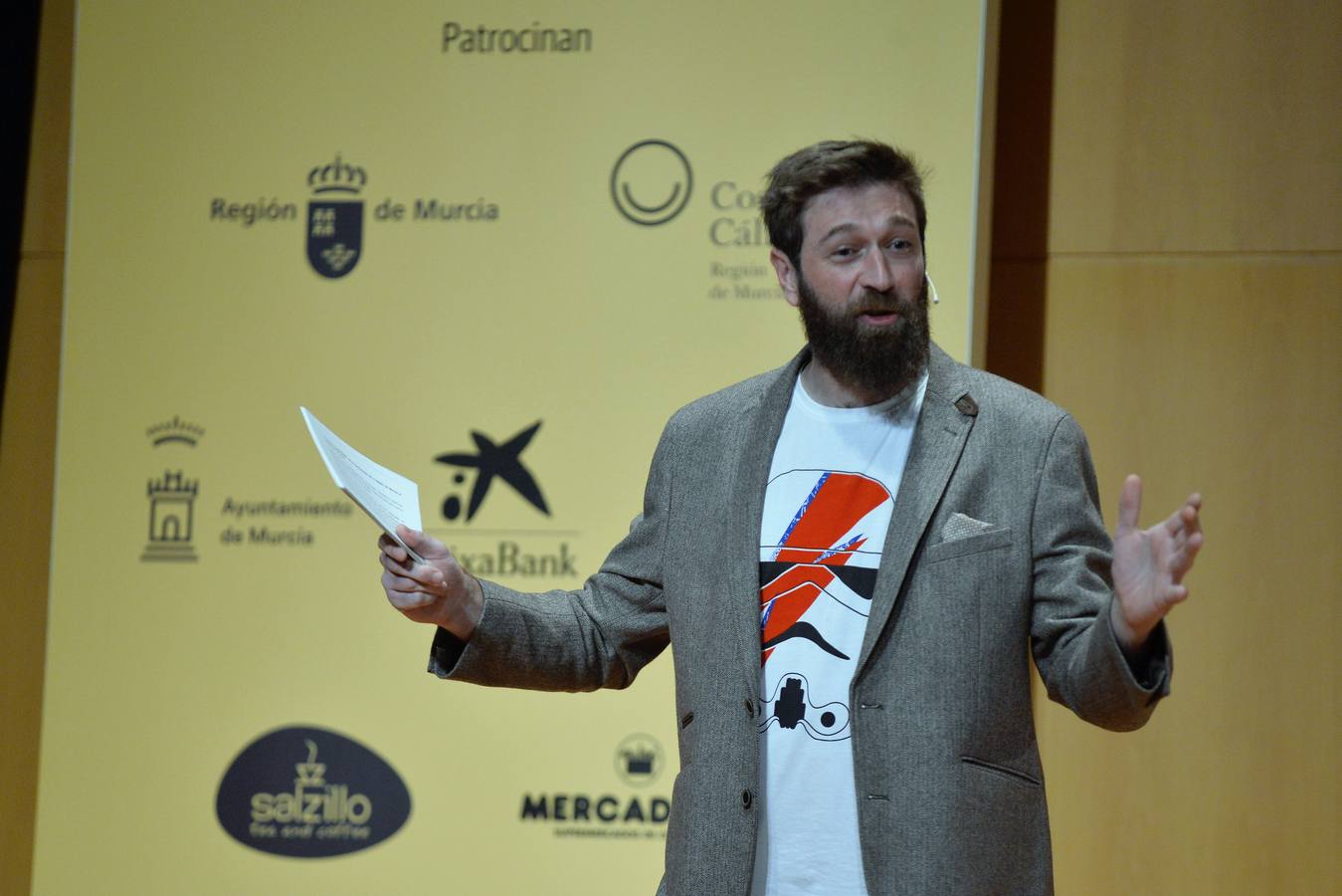 'La Verdad' reconoce a Cabaña Buenavista (que dirige Pablo González Conejero, con dos estrellas Michelin), Jesús López Blázquez (jefe de sala de Cabaña Buenavista), La Pequeña Taberna (que lidera Francisco Miguel López), Juan Antonio García (jefe de cocina del restaurante El Churra), Local de Ensayo (el restaurante revelación dirigido por el chef David López Carreño) y el maestro Raimundo González Frutos, premiado en reconocimiento a toda una vida, quien no pudo asistir al evento y cuyo premio recogió Adolfo Fernández