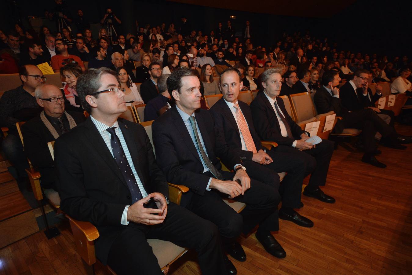 'La Verdad' reconoce a Cabaña Buenavista (que dirige Pablo González Conejero, con dos estrellas Michelin), Jesús López Blázquez (jefe de sala de Cabaña Buenavista), La Pequeña Taberna (que lidera Francisco Miguel López), Juan Antonio García (jefe de cocina del restaurante El Churra), Local de Ensayo (el restaurante revelación dirigido por el chef David López Carreño) y el maestro Raimundo González Frutos, premiado en reconocimiento a toda una vida, quien no pudo asistir al evento y cuyo premio recogió Adolfo Fernández