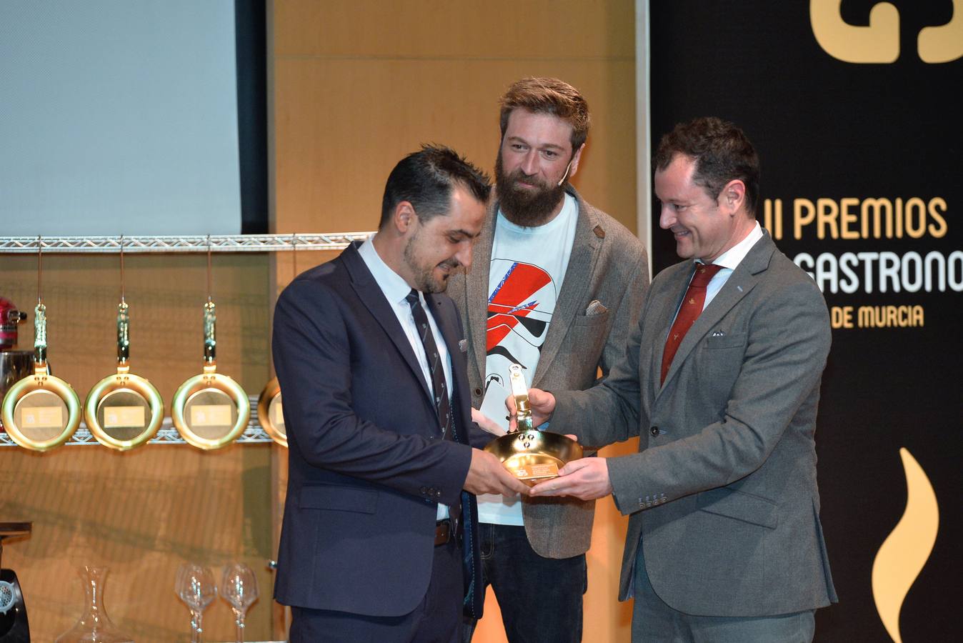 'La Verdad' reconoce a Cabaña Buenavista (que dirige Pablo González Conejero, con dos estrellas Michelin), Jesús López Blázquez (jefe de sala de Cabaña Buenavista), La Pequeña Taberna (que lidera Francisco Miguel López), Juan Antonio García (jefe de cocina del restaurante El Churra), Local de Ensayo (el restaurante revelación dirigido por el chef David López Carreño) y el maestro Raimundo González Frutos, premiado en reconocimiento a toda una vida, quien no pudo asistir al evento y cuyo premio recogió Adolfo Fernández