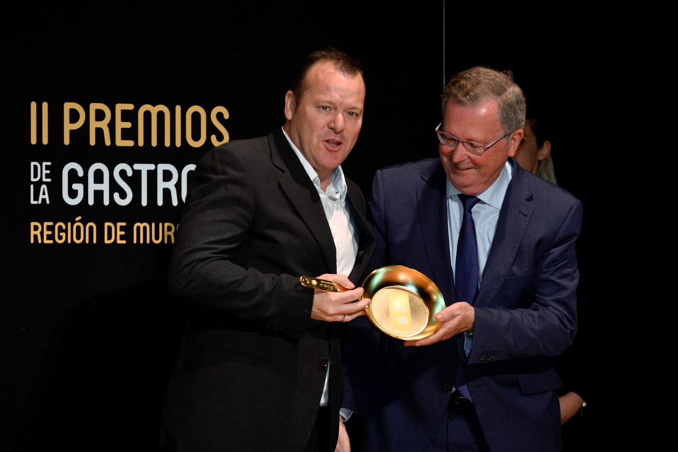 'La Verdad' reconoce a Cabaña Buenavista (que dirige Pablo González Conejero, con dos estrellas Michelin), Jesús López Blázquez (jefe de sala de Cabaña Buenavista), La Pequeña Taberna (que lidera Francisco Miguel López), Juan Antonio García (jefe de cocina del restaurante El Churra), Local de Ensayo (el restaurante revelación dirigido por el chef David López Carreño) y el maestro Raimundo González Frutos, premiado en reconocimiento a toda una vida, quien no pudo asistir al evento y cuyo premio recogió Adolfo Fernández