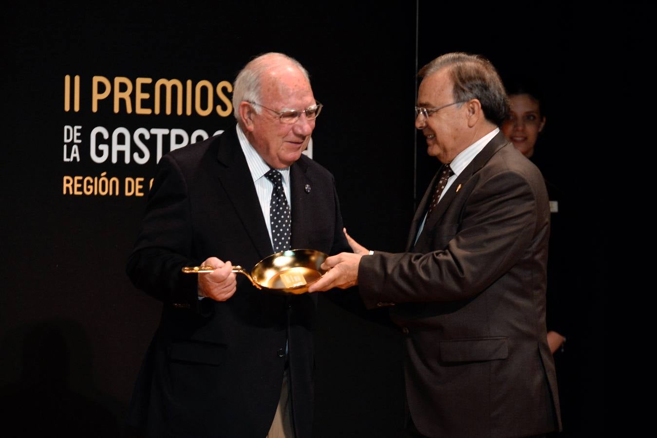 'La Verdad' reconoce a Cabaña Buenavista (que dirige Pablo González Conejero, con dos estrellas Michelin), Jesús López Blázquez (jefe de sala de Cabaña Buenavista), La Pequeña Taberna (que lidera Francisco Miguel López), Juan Antonio García (jefe de cocina del restaurante El Churra), Local de Ensayo (el restaurante revelación dirigido por el chef David López Carreño) y el maestro Raimundo González Frutos, premiado en reconocimiento a toda una vida, quien no pudo asistir al evento y cuyo premio recogió Adolfo Fernández