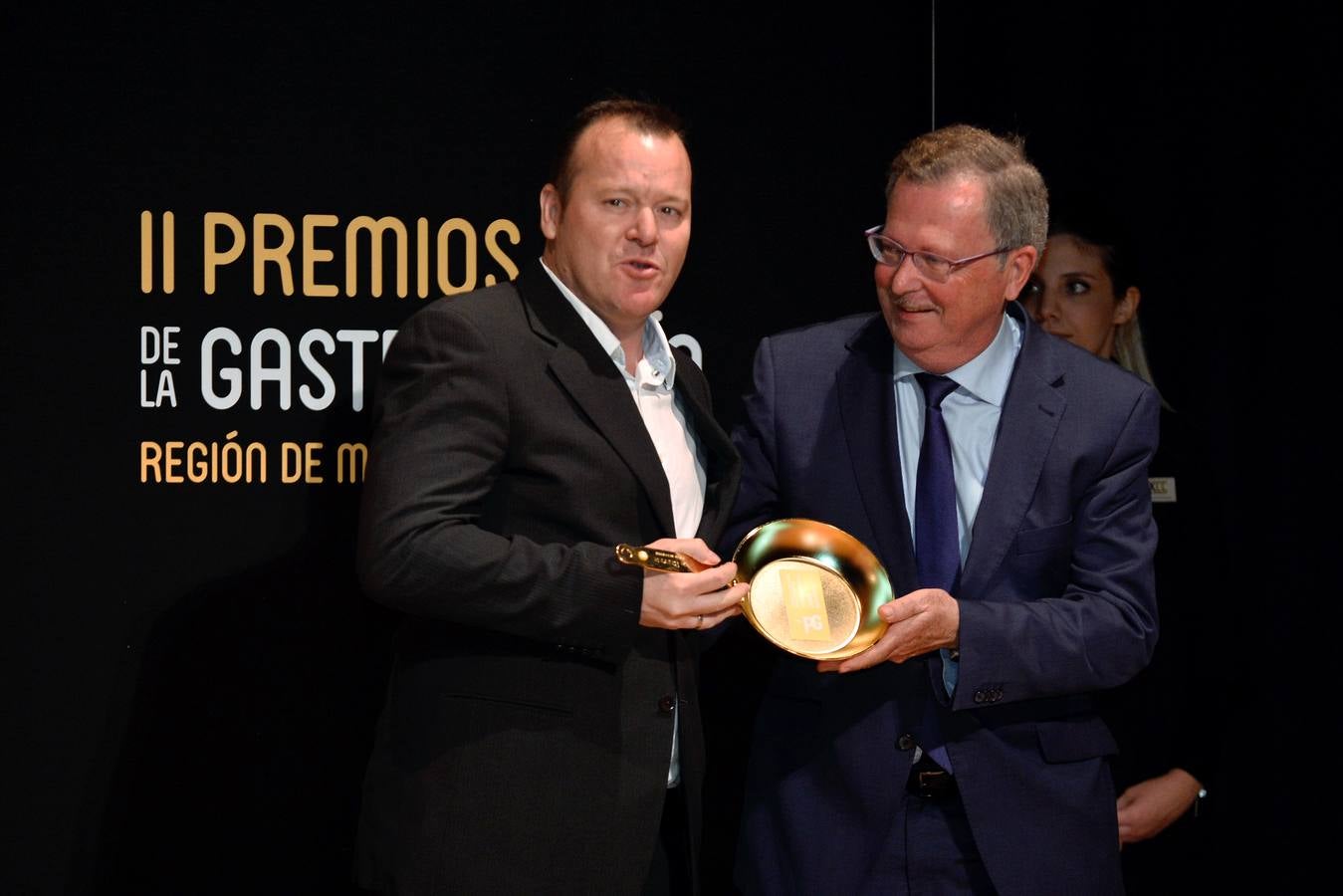 'La Verdad' reconoce a Cabaña Buenavista (que dirige Pablo González Conejero, con dos estrellas Michelin), Jesús López Blázquez (jefe de sala de Cabaña Buenavista), La Pequeña Taberna (que lidera Francisco Miguel López), Juan Antonio García (jefe de cocina del restaurante El Churra), Local de Ensayo (el restaurante revelación dirigido por el chef David López Carreño) y el maestro Raimundo González Frutos, premiado en reconocimiento a toda una vida, quien no pudo asistir al evento y cuyo premio recogió Adolfo Fernández