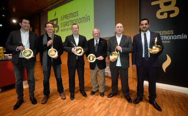 David López, Juan Antonio García, Pablo González, Adolfo Fernández, Francisco Miguel López y Jesús López, este lunes, posando con sus premios.