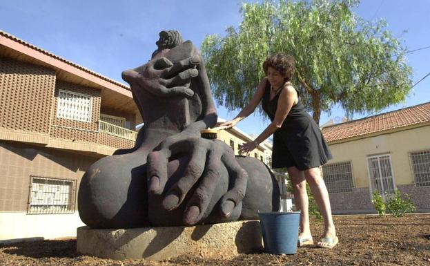 Dora Catarineu ultimando los detalles de su escultura 'La minera, la taranta y la cartagenera', en una foto tomada en octubre del año 2000.