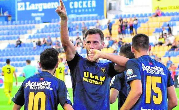 Ñíguez celebra un gol con el UCAM.