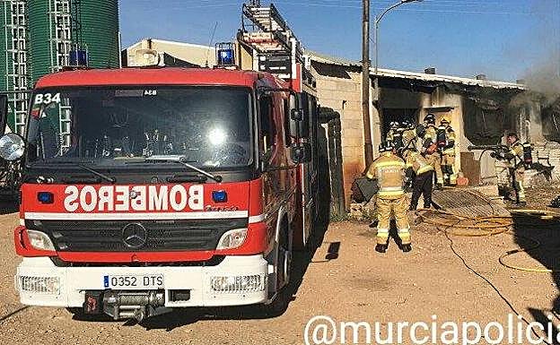 Bomberos trabajando en el incendio del cebadero.