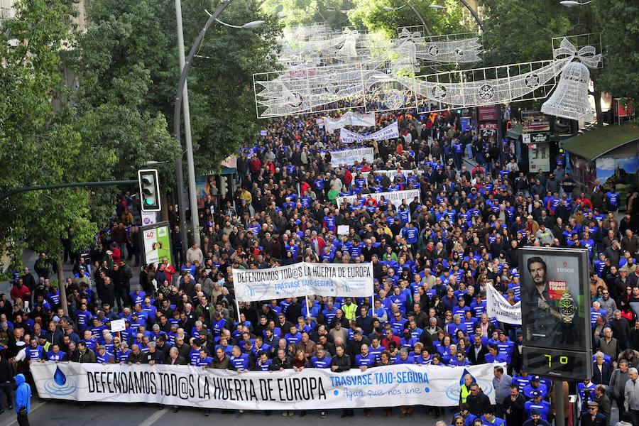 Los regantes protagonizaron este miércoles una masiva protesta que contó con el apoyo de los cuatro partidos políticos con representación parlamentaria -PP, PSOE, Podemos y Ciudadanos- en la concentración frente a la sede de la Confederación Hidrográfica del Segura y la posterior manifestación por la Gran Vía de Murcia hasta la Delegación del Gobierno.