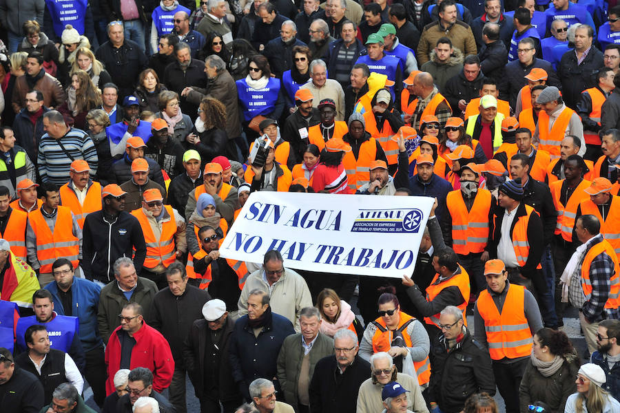 Los regantes protagonizaron este miércoles una masiva protesta que contó con el apoyo de los cuatro partidos políticos con representación parlamentaria -PP, PSOE, Podemos y Ciudadanos- en la concentración frente a la sede de la Confederación Hidrográfica del Segura y la posterior manifestación por la Gran Vía de Murcia hasta la Delegación del Gobierno.