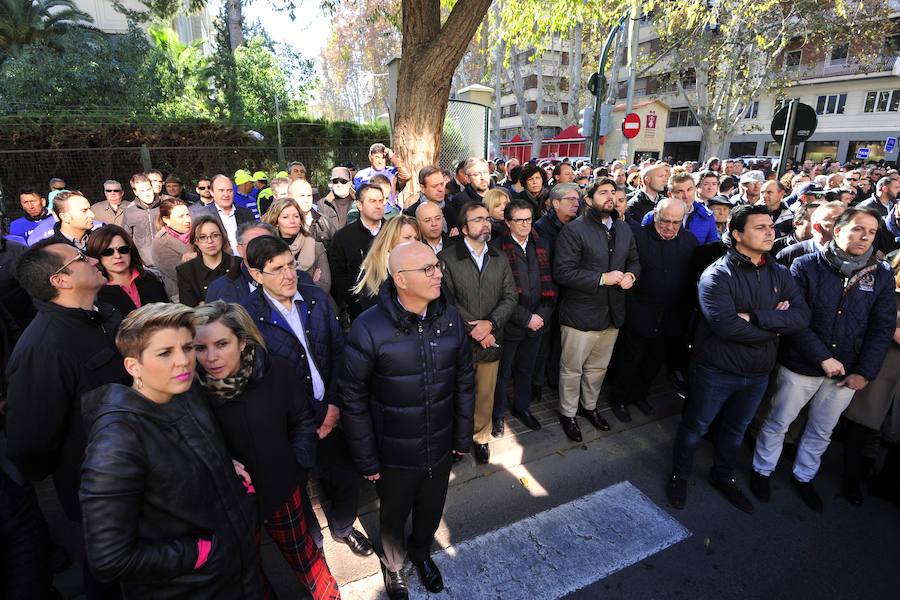 Los regantes protagonizaron este miércoles una masiva protesta que contó con el apoyo de los cuatro partidos políticos con representación parlamentaria -PP, PSOE, Podemos y Ciudadanos- en la concentración frente a la sede de la Confederación Hidrográfica del Segura y la posterior manifestación por la Gran Vía de Murcia hasta la Delegación del Gobierno.