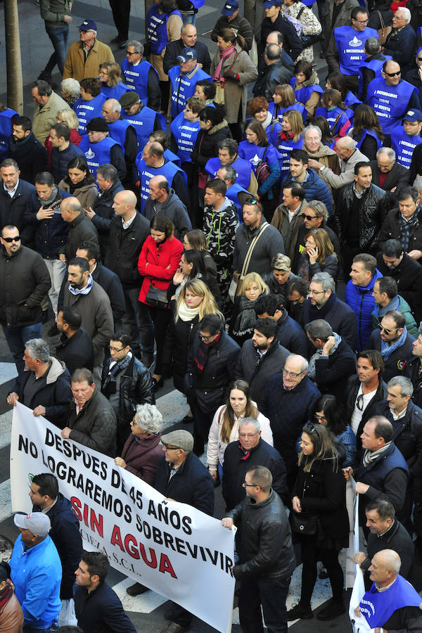 Los regantes protagonizaron este miércoles una masiva protesta que contó con el apoyo de los cuatro partidos políticos con representación parlamentaria -PP, PSOE, Podemos y Ciudadanos- en la concentración frente a la sede de la Confederación Hidrográfica del Segura y la posterior manifestación por la Gran Vía de Murcia hasta la Delegación del Gobierno.