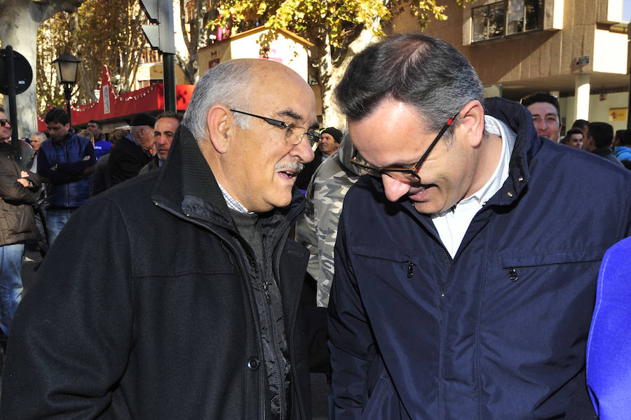 Los regantes protagonizaron este miércoles una masiva protesta que contó con el apoyo de los cuatro partidos políticos con representación parlamentaria -PP, PSOE, Podemos y Ciudadanos- en la concentración frente a la sede de la Confederación Hidrográfica del Segura y la posterior manifestación por la Gran Vía de Murcia hasta la Delegación del Gobierno.