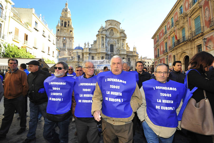 Los regantes protagonizaron este miércoles una masiva protesta que contó con el apoyo de los cuatro partidos políticos con representación parlamentaria -PP, PSOE, Podemos y Ciudadanos- en la concentración frente a la sede de la Confederación Hidrográfica del Segura y la posterior manifestación por la Gran Vía de Murcia hasta la Delegación del Gobierno.