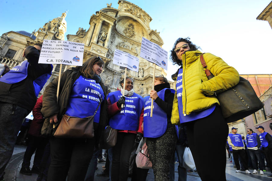 Los regantes protagonizaron este miércoles una masiva protesta que contó con el apoyo de los cuatro partidos políticos con representación parlamentaria -PP, PSOE, Podemos y Ciudadanos- en la concentración frente a la sede de la Confederación Hidrográfica del Segura y la posterior manifestación por la Gran Vía de Murcia hasta la Delegación del Gobierno.