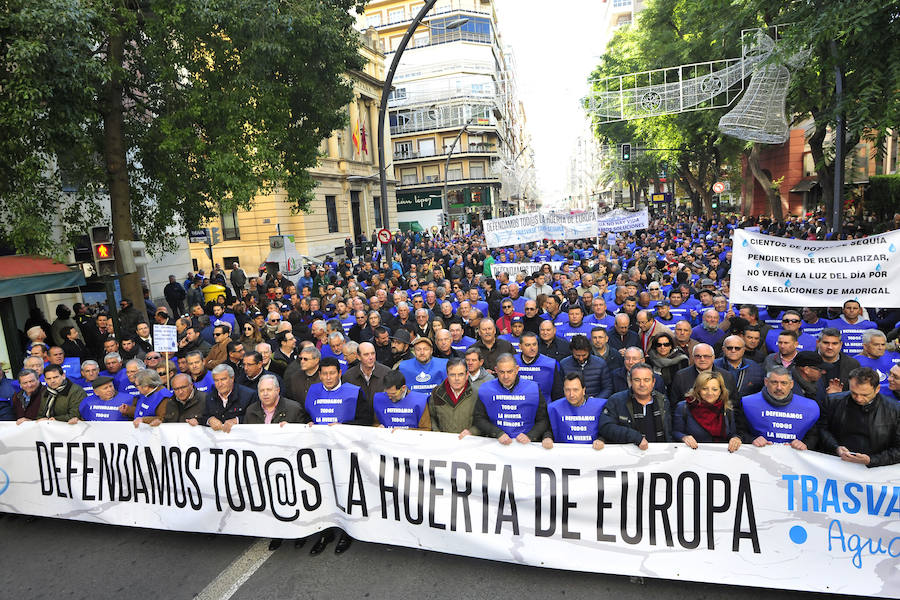 Los regantes protagonizaron este miércoles una masiva protesta que contó con el apoyo de los cuatro partidos políticos con representación parlamentaria -PP, PSOE, Podemos y Ciudadanos- en la concentración frente a la sede de la Confederación Hidrográfica del Segura y la posterior manifestación por la Gran Vía de Murcia hasta la Delegación del Gobierno.