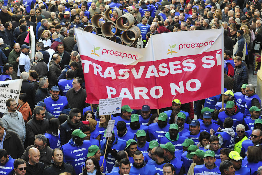 Los regantes protagonizaron este miércoles una masiva protesta que contó con el apoyo de los cuatro partidos políticos con representación parlamentaria -PP, PSOE, Podemos y Ciudadanos- en la concentración frente a la sede de la Confederación Hidrográfica del Segura y la posterior manifestación por la Gran Vía de Murcia hasta la Delegación del Gobierno.