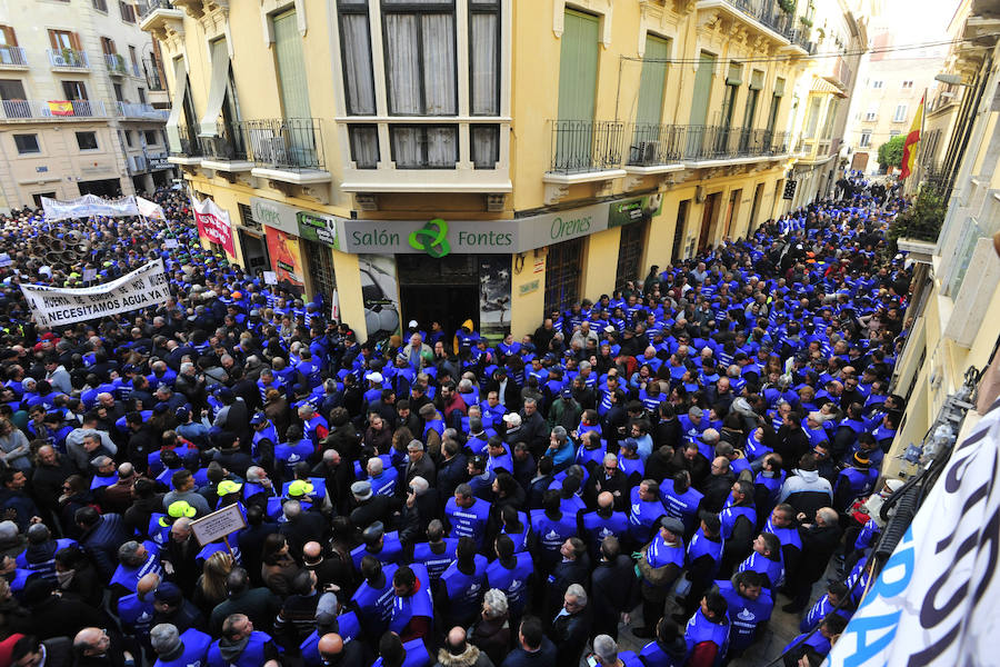 Los regantes protagonizaron este miércoles una masiva protesta que contó con el apoyo de los cuatro partidos políticos con representación parlamentaria -PP, PSOE, Podemos y Ciudadanos- en la concentración frente a la sede de la Confederación Hidrográfica del Segura y la posterior manifestación por la Gran Vía de Murcia hasta la Delegación del Gobierno.