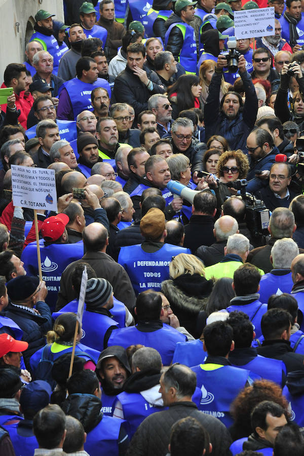 Los regantes protagonizaron este miércoles una masiva protesta que contó con el apoyo de los cuatro partidos políticos con representación parlamentaria -PP, PSOE, Podemos y Ciudadanos- en la concentración frente a la sede de la Confederación Hidrográfica del Segura y la posterior manifestación por la Gran Vía de Murcia hasta la Delegación del Gobierno.