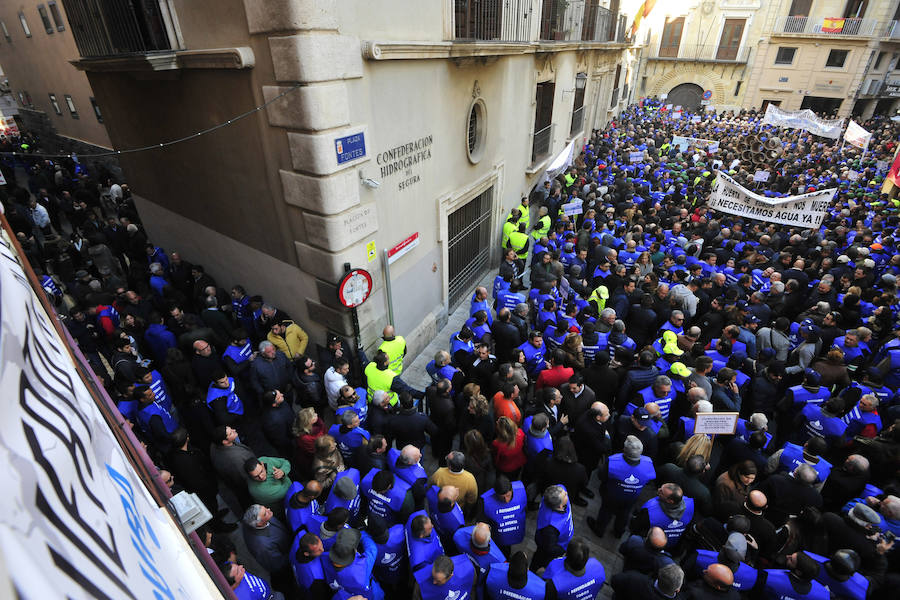 Los regantes protagonizaron este miércoles una masiva protesta que contó con el apoyo de los cuatro partidos políticos con representación parlamentaria -PP, PSOE, Podemos y Ciudadanos- en la concentración frente a la sede de la Confederación Hidrográfica del Segura y la posterior manifestación por la Gran Vía de Murcia hasta la Delegación del Gobierno.