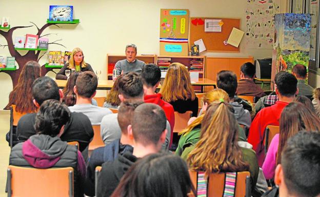 Alberto Aguirre, junto a la profesora Pardo, en su charla.