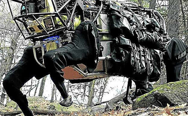 'BigDog' sigue a los soldados por cualquier terreno. 