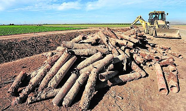 Retirada de tubos de salmuera en Los Alcázares, el mes pasado.