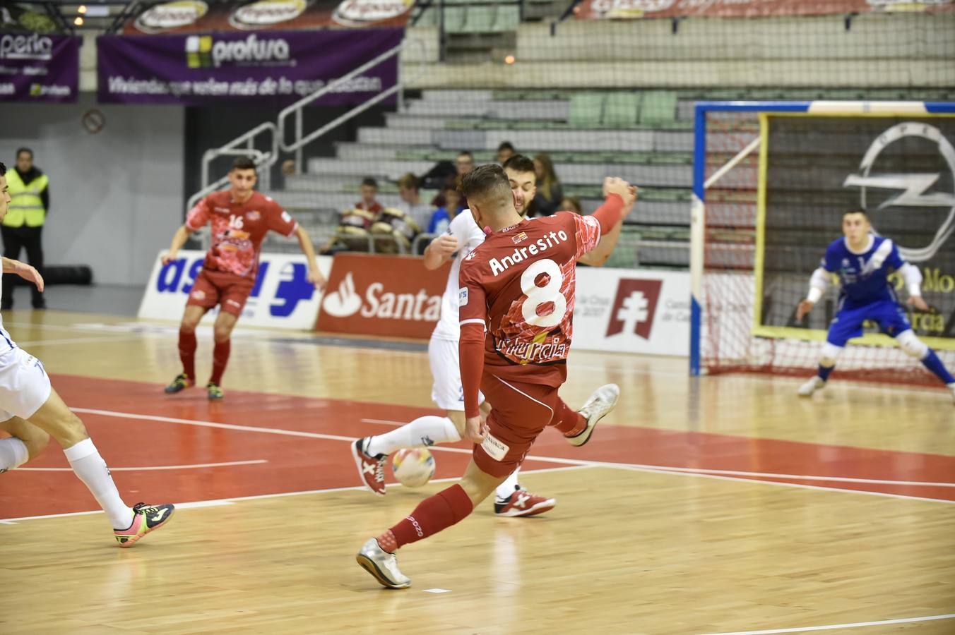 Con los ecos del 12-1 al Naturpellet Segovia, ElPozo se presentó este viernes de nuevo en casa, ante unos aficionados que volvieron a demostrar que los partidos contra los rivales de la zona baja no les atraen