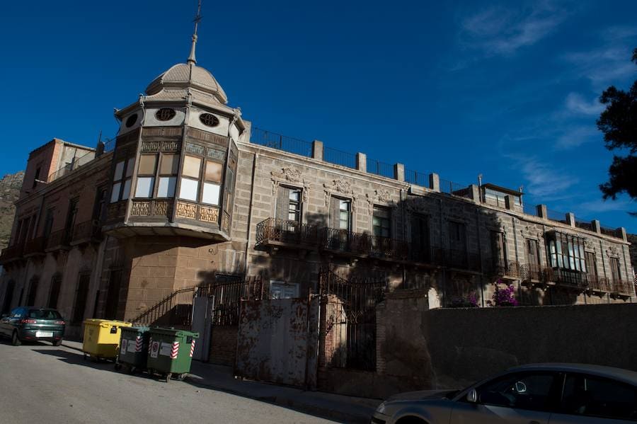 Un recorrido por el languideciente imperio minero tras la huella de su pasado romano, su arquitectura civil e industrial, y respirar su naturaleza