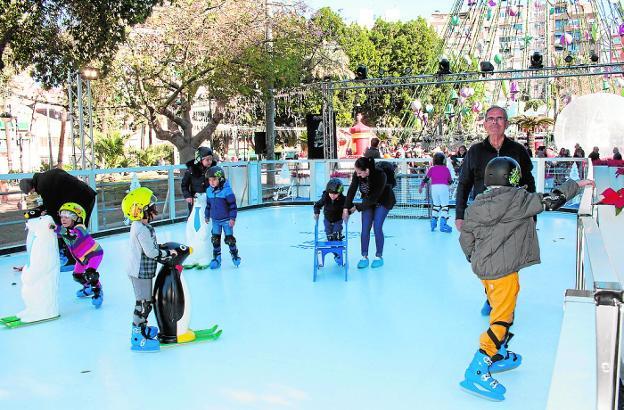 Pequeños patinadores, ayer, en la pista de hielo ecológico de la Plaza Circular.