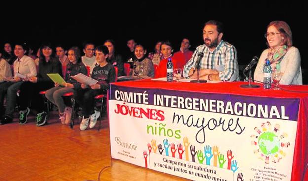 Juan José Gómez y la edil Maravillas Fernández, en el acto.