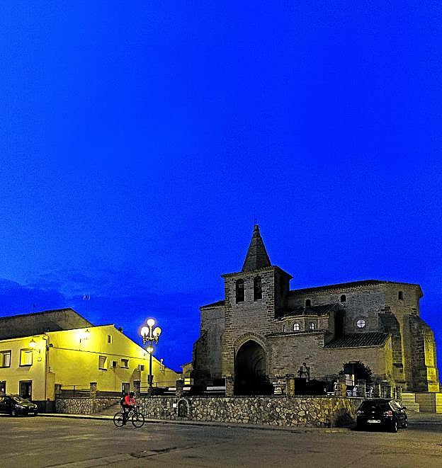 Un ciclista bien abrigado aporta algo de calor a la plaza mayor de Sijena, presidida por la iglesia parroquial de Santo Domingo y El Salvador, del siglo XVI, y que estuvo vinculada a las posesiones del ya célebre monasterio que acaba de recuperar las obras de arte exhibidas en Lérida.