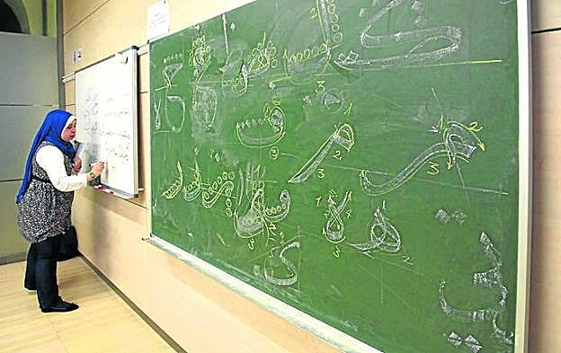 Clase de caligrafía en el Centro de Lengua de la Casa Árabe de Madrid.