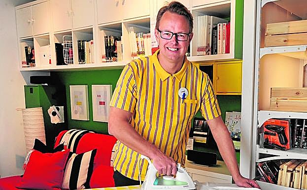 Tobias Bogefors plancha en la sala de estar de la tienda .