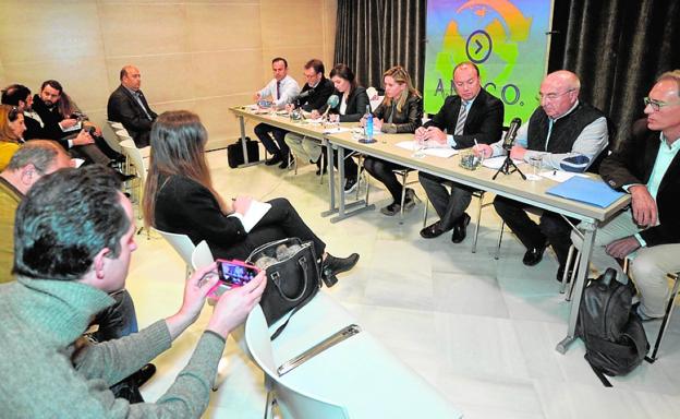 Representantes de los socios críticos, entre los que está Pedro García (2d), ayer. 