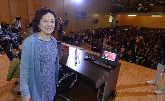 Maite Carranza, esta mañana, con los estudiantes de Secundaria.